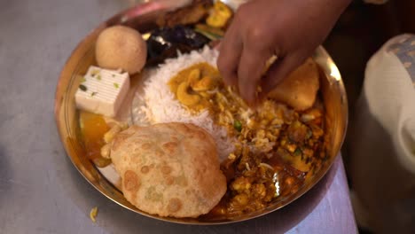 Zerschlagen-Traditioneller-Bengalischer-Gerichte-Mit-Der-Hand-Zum-Servieren-Von-Kindern-Während-Annoprashan-Oder-Pooja-Festlicher-Speisen