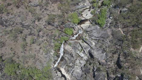 Cascada-Que-Fluye-Sobre-Enormes-Rocas-De-Granito