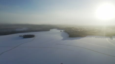 Sich-Vorwärts-Bewegender-Luftblick-über-Den-Zugefrorenen-See-Mit-Natürlichen-Linienmustern-Auf-Eis-Und-Umgeben-Von-Dichtem-Frostwald