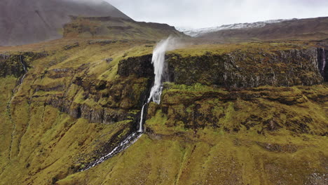 Drohnenflug-Zum-Windgeblasenen-Wasserfall-In-Island