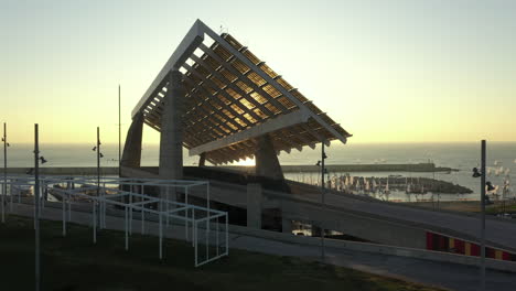 Photovoltaikanlage-Mit-Blick-Auf-Die-Regatta-Im-Touristischen-Hafen-Von-Barcelona-Bei-Sonnenuntergang