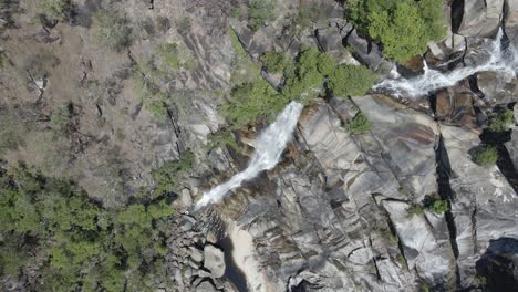 Davies-Creek-Falls-Qld-Toma-Aérea-Ligera-Rotación-Mirando-Hacia-Abajo