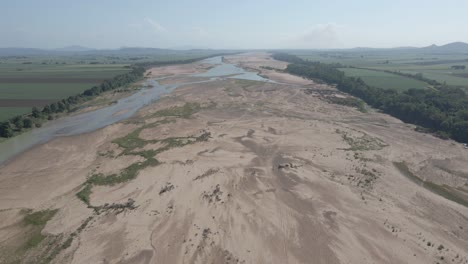 Sandiger-Flussboden-Des-Burdekin-River-Während-Der-Dürrezeit-In-Queensland,-Australien