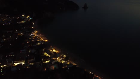 Una-Hermosa-Vista-De-La-Isla-Griega-Corfú-De-Noche-Usando-Mi-Dron
