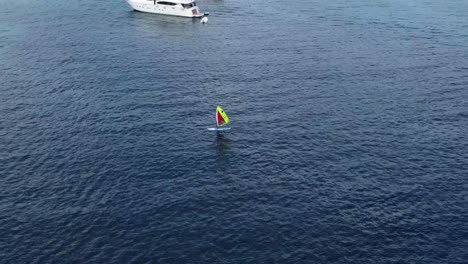 Drohnenvideo-Vom-Windsurfen-Im-Mittelmeer