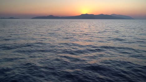 Sonnenaufgang-Von-Der-Yacht-In-Sizilien