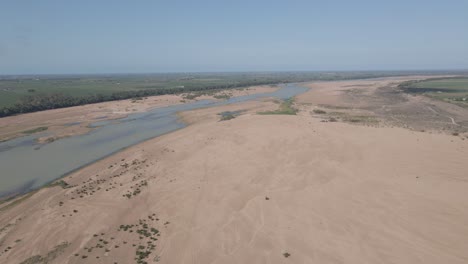 Scenery-Of-Dry-River-Over-Burdekin-In-Far-North-Queensland,-Australia
