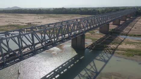 Fahrzeuge,-Die-Auf-Der-Burdekin-Truss-Bridge-Fahren,-Die-Den-Burdekin-River-In-Qld,-Australien-überspannt