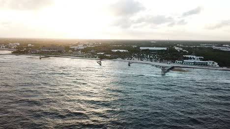 Panoramablick-Auf-Den-Tropischen-Strand-Mit-Meeresanlegestellen-In-Den-Luxusresorts-Von-Vidanta-An-Der-Riviera-Maya,-Quintana-Roo,-Mexiko
