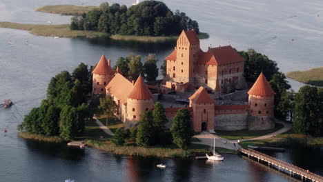 Vista-De-Cámara-De-Drones-Del-Castillo-De-Trakai-Ubicado-En-Lituania-Europa