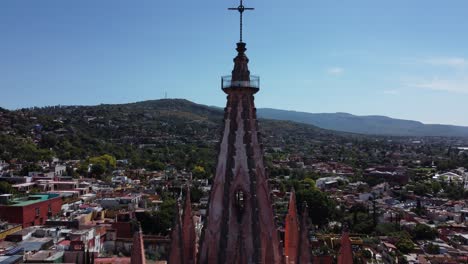 A-detailed-view-of-the-beautiful-cathedral-in-San-Miguel-Allende,-Guanajuato,-Mexico