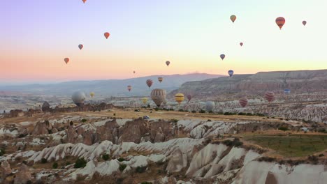 Luftaufnahme-Des-Heißluftballons,-Der-Bei-Sommersonnenaufgang-über-Kappadokien-Fliegt