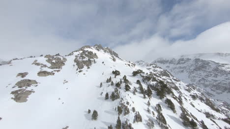 Drohne-über-Verschneite-Landschaft-Der-Pyrenäen,-Andorra.-Luft-Fpv