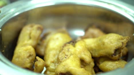 Una-Fritura-De-Pescado-Con-Mantequilla-Bengalí,-Generalmente-Es-Un-Filete-De-Pescado-O-Carne,-Bien-Condimentado-Cubierto-Con-Pan-Rallado-Y-Frito
