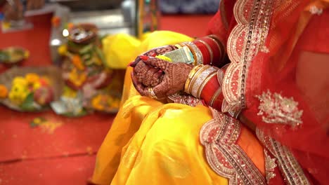 Zeitlupenfilmaufnahme-Eines-Indischen-Mädchens-Mit-Ethnischem-Saree-Während-Einer-Traditionellen-Hinduistischen-Hochzeit-In-Indien