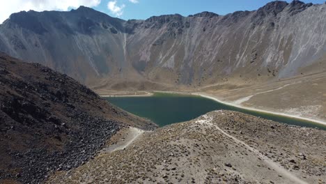 A-hidden-lake-in-the-middle-of-the-mountains-in-Toluca,-Mexico