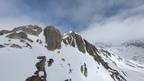 Drone-De-Carreras-Volando-Sobre-Montañas-Rocosas-Y-Nevadas,-Pirineos