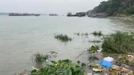 Wasserverschmutzung-Im-Indischen-Fluss-Ganga