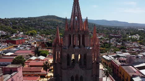 The-beautiful-cathedral-in-San-Miguel-Allende,-Mexico