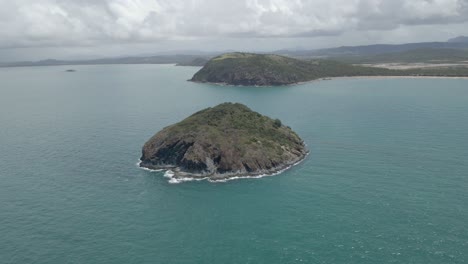 Vista-Aérea-De-Bluff-Rock-Island-Y-Mirador-De-Tortugas-En-El-Parque-Nacional-De-La-Costa-De-Capricornio-En-Qld,-Australia
