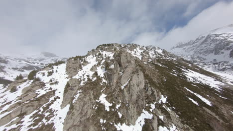 Antenne-Nach-Vorne-über-Schneebedeckte-Felsige-Berge-An-Bewölkten-Tagen,-Pyrenäen