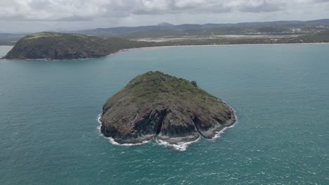 Bluff-Rock-Island-Con-Vista-Panorámica-Del-Mirador-De-Tortugas,-El-Parque-Nacional-De-La-Costa-De-Capricornio-Y-La-Playa-De-Kemp-En-Rosslyn,-Qld,-Australia