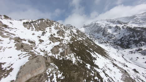 Vista-Panorámica-Aérea-De-Las-Hermosas-Montañas-De-Los-Pirineos-En-Temporada-De-Invierno