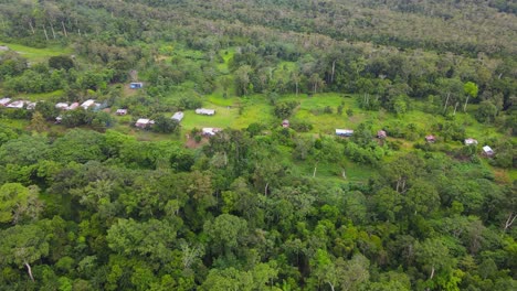 Aerial-view-moving-forward-shot,-scenic-view-of-a-small-town-in-the-middle-of-the-rainforest