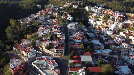 Una-Vista-Panorámica-De-La-Hermosa-Ciudad-De-Guanajuato-Desde-Arriba,-México