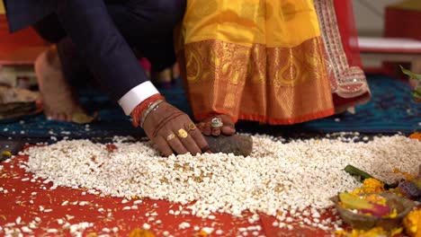 Ein-Mann,-Der-Hinduistische-Rituale-Während-Der-Traditionellen-Hinduistischen-Hochzeit-In-Indien-Durchführt