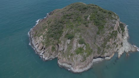 Bluff-Rock-Island-Near-Turtle-Lookout-In-Rosslyn,-Queensland