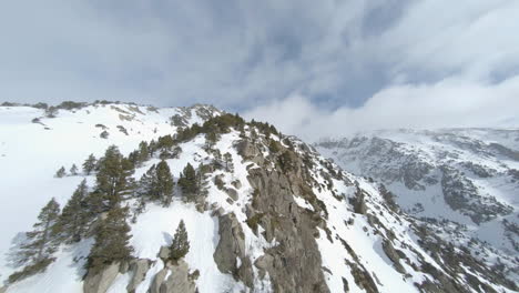 Drone-Volando-Sobre-La-Cumbre-Nevada-De-La-Montaña-De-Los-Pirineos