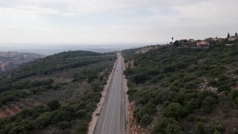 Imágenes-Aéreas-Sobre-Una-Gran-Carretera-Entre-Las-Montañas-Y-La-Vista-De-Drones-Del-Bosque-De-Pinos-En-Israel,-Katzir