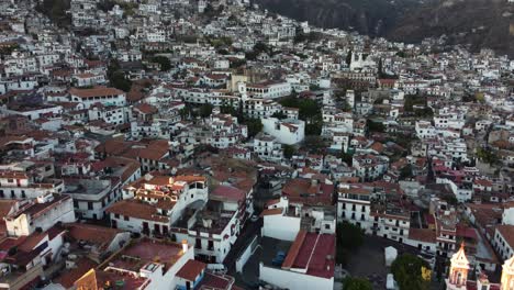 Weite-Sicht-Auf-Eine-Wunderschöne-Mexikanische-Stadt-Per-Drohne