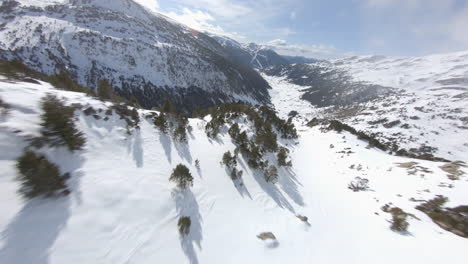 Drone-De-Carreras-Volando-Sobre-La-Ladera-De-La-Montaña-Con-El-Valle-De-Incles-En-El-Fondo,-Pirineos,-Andorra