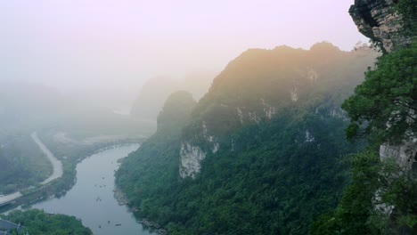 Montañas-Asiáticas-Selvas-Escabroso-Amaneceres-Bonitas-Aéreo-Dron-Palmeras-Aldeas-Pueblos-Indígenas-Humanidad-Explorar-Viajes-Vietnam-Ninh-Binh-King-Kong