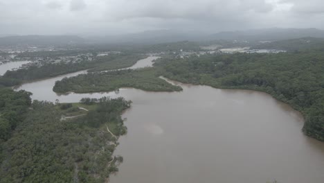 Luftbild-Von-Talbuddgera-Creek-Waterway-Und-Dichtem-Wald-An-Einem-Bewölkten-Tag-Im-Südosten-Von-Queensland,-Australien