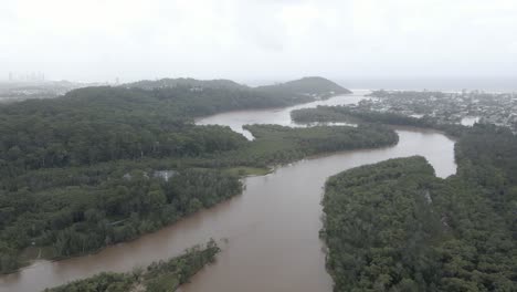 Vista-Panorámica-Sobre-La-Vía-Fluvial-Tallebudgera-Creek-En-El-Sureste-De-Queensland,-Australia---Toma-Aérea-De-Drones