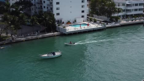 Ein-Kleines-Boot-Im-Hafen-Von-Miami-Segelt-Zum-Offenen-Ozean