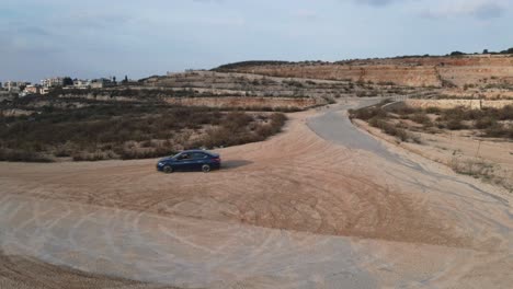Eine-Straße,-Die-Nach-Israel-Aufsteigt,-Katzir-Mit-Sommerblick,-Drohne-Luftaufnahme-über-Der-Straße-Mitten-Am-Tag-In-Israel