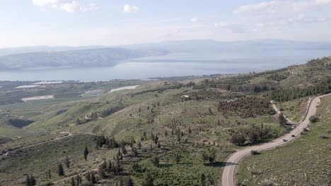 Luftaufnahme-Von-Drohne-Vorwärts-Bewegen-Grüne-Wiese-Landschaft-Golanhöhen-Morgennebel---Israel