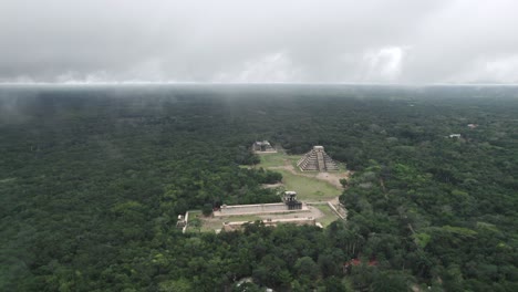 Hubschrauberrundflug-über-Chichen-Itza,-Mexiko,-Maya-Ruinen,-Wolken,-Nebel