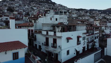 Im-Historischen-Teil-Von-Taxco,-Fliegen-Der-Drohne-Zwischen-Den-Kleinen-Straßen