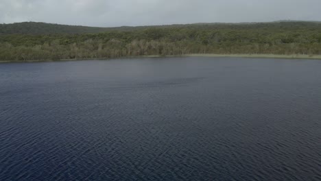 Fliegen-über-Ruhige-Gewässer-Des-Braunen-Sees-Auf-North-Stradbroke-Island-In-Queensland,-Australien---Drohnenaufnahme