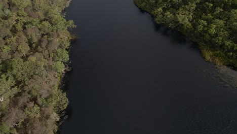 Parque-Nacional-Del-Lago-Azul---Lago-Sagrado-De-Agua-Dulce-Por-El-Pueblo-Quandamooka-En-La-Isla-De-North-Stradbroke,-Australia