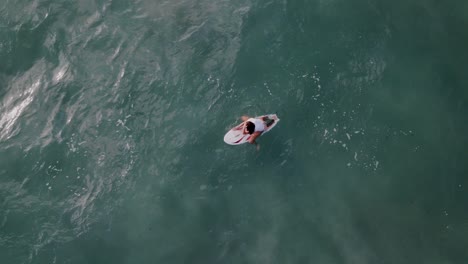 Netanya,-Israel,-Der-Surfer-Reitet-Auf-Der-Welle-Und-Führt-Bei-Sonnenuntergang-Tricks-Auf-Einer-Welle-Durch