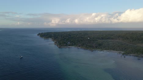 Panoramablick-Auf-Den-Flying-Fox-Creek-Und-Das-üppige-Grün-In-Amity-Point-Town,-Queensland,-North-Stradbroke-Island,-Australien