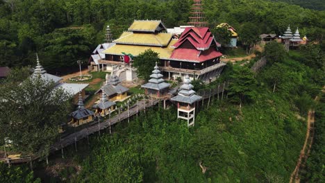 Ban-Rak-Thai,-Un-Asentamiento-Chino-En-El-Campo-De-Té-Con-Niebla-En-La-Mañana,-Mae-Hong-Son,-Tailandia