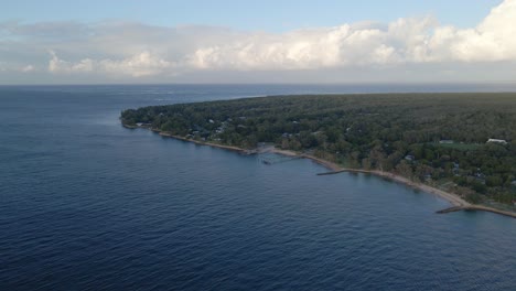 Die-Unberührten-Gewässer-Von-North-Stradbroke-Island,-Verbunden-Mit-Dem-Riesigen-Grünwald-Von-Amity-Point,-In-Der-Nähe-Des-Flying-Fox-Creek-In-Queensland,-Australien