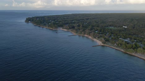 Dichtes-Grün-Des-Amity-Point,-Mit-Blick-Auf-Das-Blaue-Wasser-Von-North-Stradbroke-Island,-In-Der-Nähe-Des-Flying-Fox-Creek-In-Queensland,-Australien